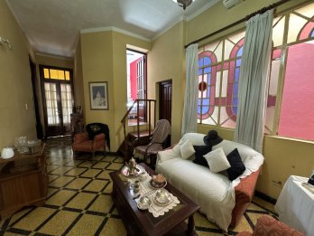 VENDO CASA CENTRICA - Zona La Rioja y Uruguay