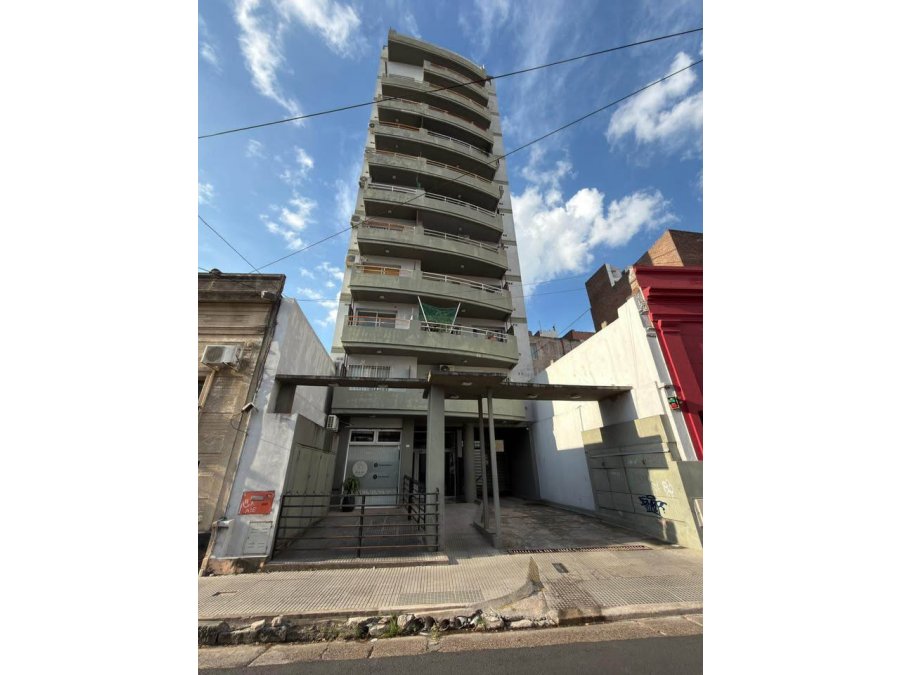 Se vende amplio monoambiente en zona casa de gobierno.