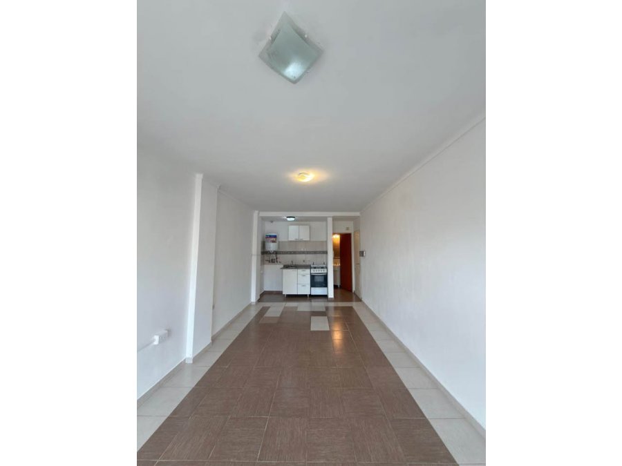 Se vende amplio monoambiente en zona casa de gobierno.