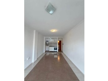 Se vende amplio monoambiente en zona casa de gobierno.