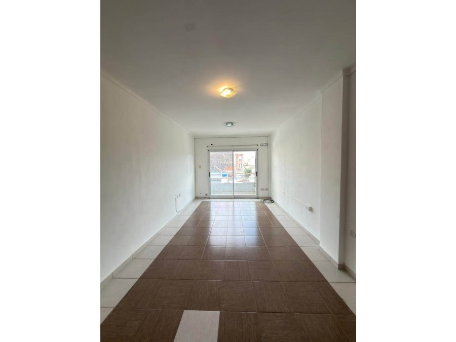 Se vende amplio monoambiente en zona casa de gobierno.