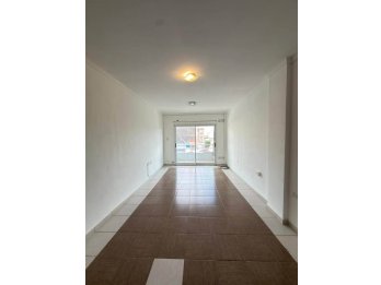 Se vende amplio monoambiente en zona casa de gobierno.