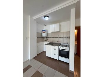 Se vende amplio monoambiente en zona casa de gobierno.