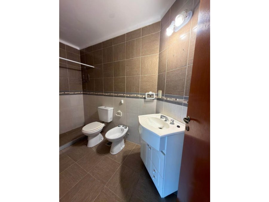 Se vende amplio monoambiente en zona casa de gobierno.