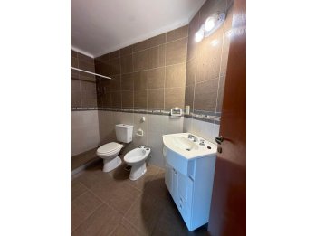 Se vende amplio monoambiente en zona casa de gobierno.