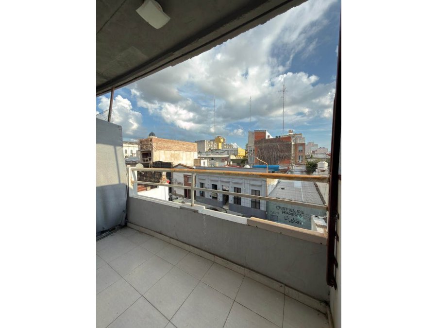 Se vende amplio monoambiente en zona casa de gobierno.