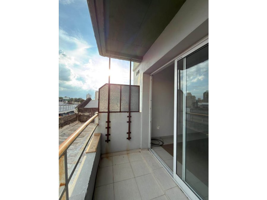 Se vende amplio monoambiente en zona casa de gobierno.