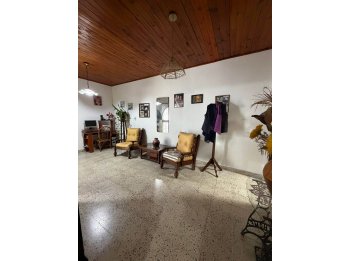 Se vende linda casa en calle Laurencena.