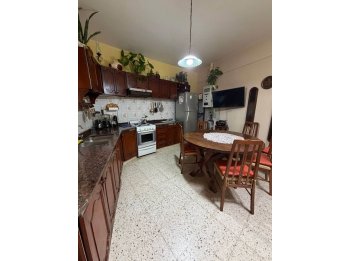 Se vende linda casa en calle Laurencena.