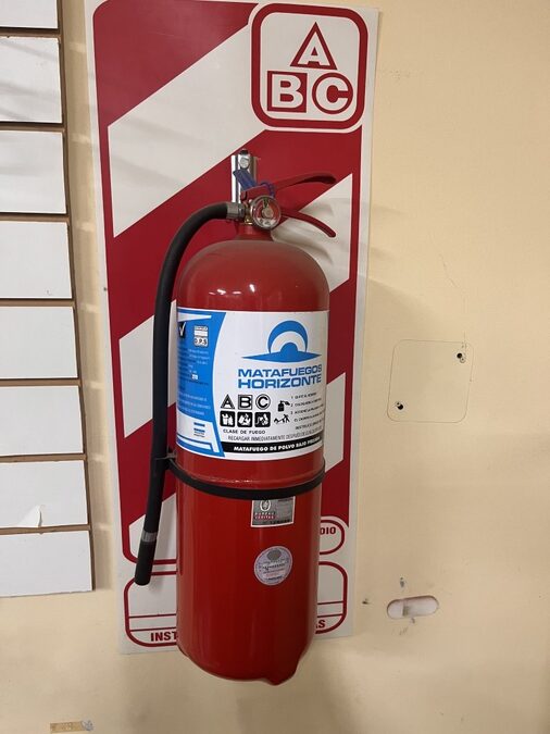 MATAFUEGO DE 10 KG. CON CARTEL