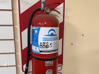 MATAFUEGO DE 10 KG. CON CARTEL