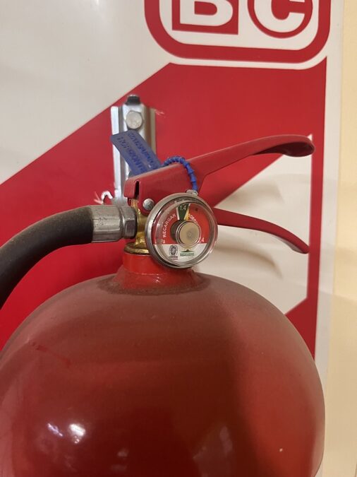 MATAFUEGO DE 10 KG. CON CARTEL