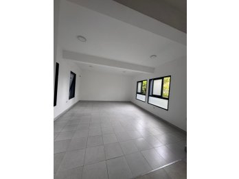 Se alquila oficina/consultorio/local en estratégica zona.