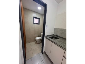 Se alquila oficina/consultorio/local en estratégica zona.