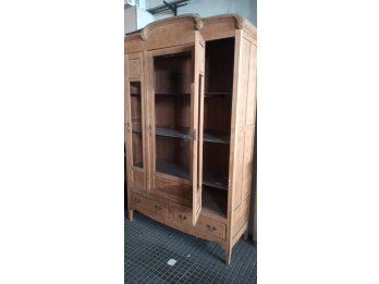 Antiguo mueble vitrina o cristalero en cedro