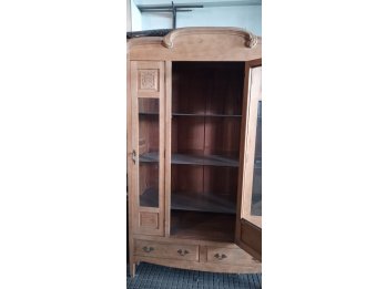 Antiguo mueble vitrina o cristalero en cedro