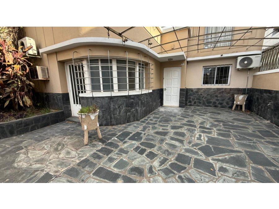 SE ALQUILA O VENDE GRAN CASA EN CALLE CARBÓ A MTS DE RAMIREZ