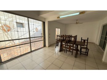SE ALQUILA O VENDE GRAN CASA EN CALLE CARBÓ A MTS DE RAMIREZ