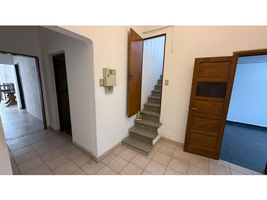 SE ALQUILA O VENDE GRAN CASA EN CALLE CARBÓ A MTS DE RAMIREZ