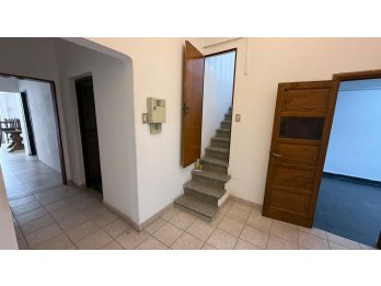 SE ALQUILA O VENDE GRAN CASA EN CALLE CARBÓ A MTS DE RAMIREZ