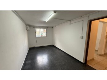 SE ALQUILA O VENDE GRAN CASA EN CALLE CARBÓ A MTS DE RAMIREZ