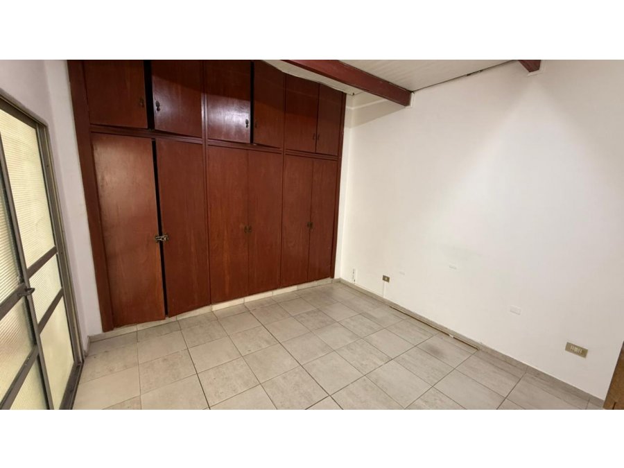 SE ALQUILA O VENDE GRAN CASA EN CALLE CARBÓ A MTS DE RAMIREZ