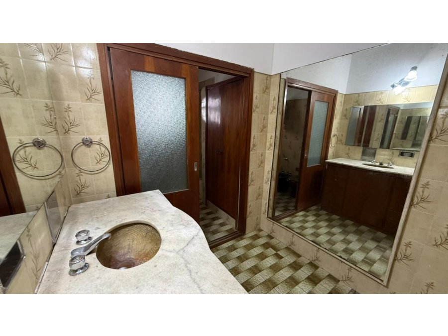 SE ALQUILA O VENDE GRAN CASA EN CALLE CARBÓ A MTS DE RAMIREZ