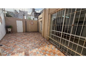 SE ALQUILA O VENDE GRAN CASA EN CALLE CARBÓ A MTS DE RAMIREZ