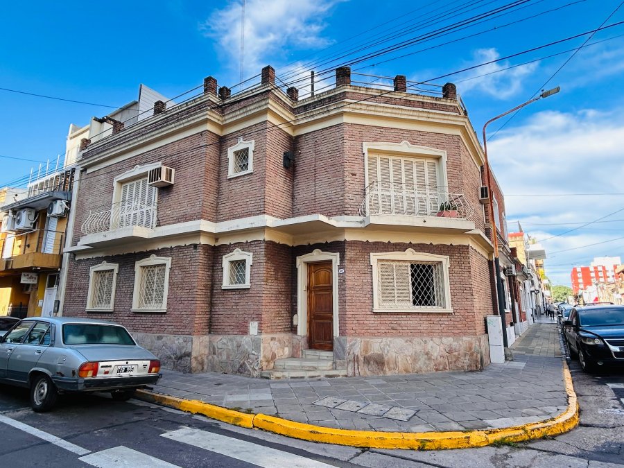 VENTA - CASA C/ URQUIZA Y TUCUMAN