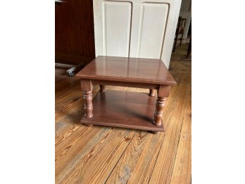 Mesa ratona de algarrobo impecable