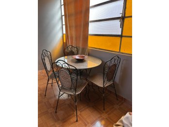 Mesa y 4 sillas de ratan y hierro forjado