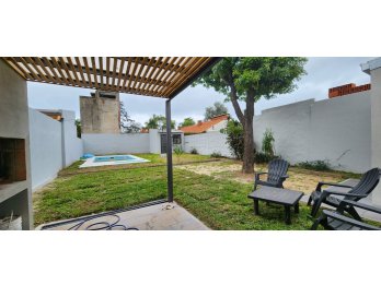 Vendo hermosa casa calle División del Litoral ( Paracao)