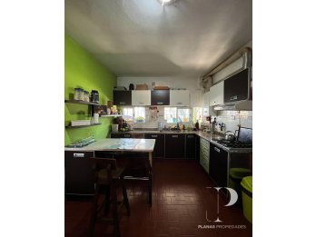 SE VENDE CASA 3 DORMITORIOS ZONA BARRIO MERCANTIL
