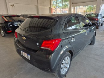 Onix Lt 1.4 2017 130.000km. Vendo o permuto mayor-menor