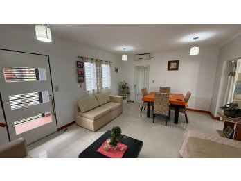 HERMOSA CASA EN ORO VERDE, 3 DORM PATIO Y COCHERA. C/GAS NAT