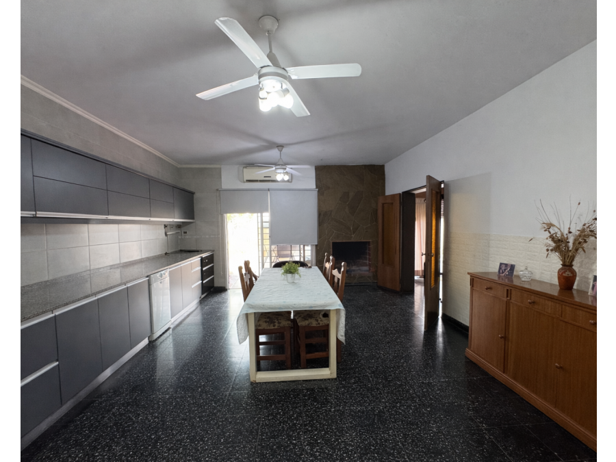 VENTA – Casa con 4 dormitorios zona céntrica