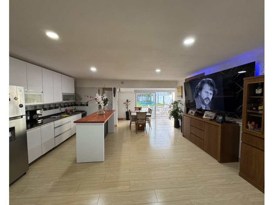 VENTA - CASA MODERNA DE 3 DORMITORIOS ZONA THOMPSON
