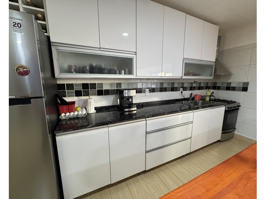 VENTA - CASA MODERNA DE 3 DORMITORIOS ZONA THOMPSON