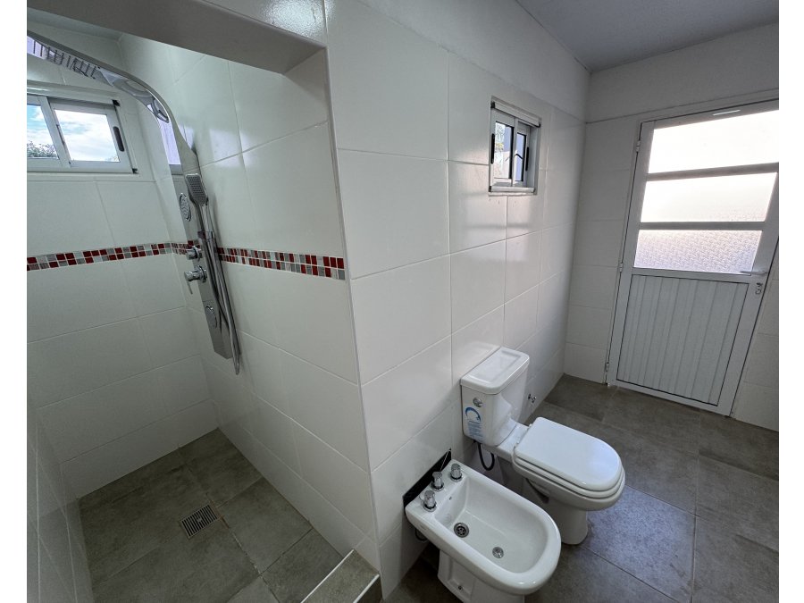 VENTA - CASA MODERNA DE 3 DORMITORIOS ZONA THOMPSON