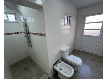 VENTA - CASA MODERNA DE 3 DORMITORIOS ZONA THOMPSON