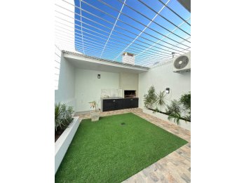 Se vende hermosa casa en calle Tejeiro Martinez.