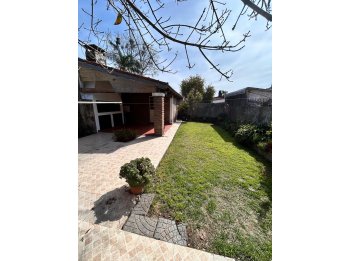 HERMOSA CASA EN ZONA EJÉRCITO, 3 DORM, COCHERA Y FONDO VERDE