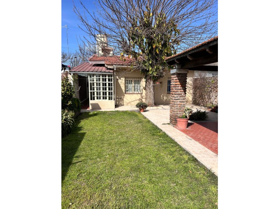 HERMOSA CASA EN ZONA EJÉRCITO, 3 DORM, COCHERA Y FONDO VERDE