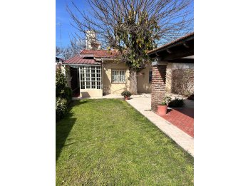 HERMOSA CASA EN ZONA EJÉRCITO, 3 DORM, COCHERA Y FONDO VERDE