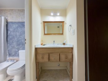 CASA DE 3 DORMITORIOS, 2 BAÑOS, 2 COCHERAS Y PATIO. LA TOMA