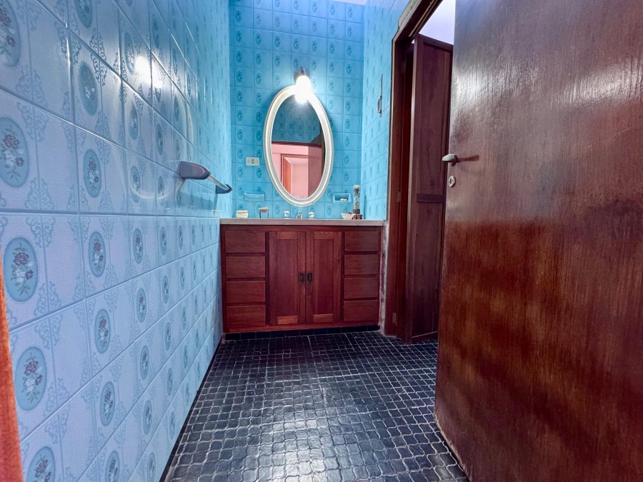 CASA CENTRICA EN ESQUINA CON LOCAL INDEPENTIENTE Y COCHERA