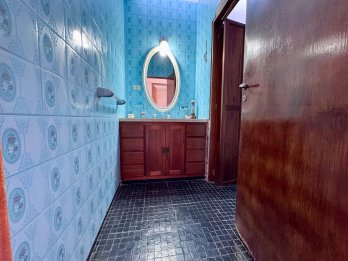 CASA CENTRICA EN ESQUINA CON LOCAL INDEPENTIENTE Y COCHERA