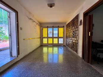CASA CENTRICA EN ESQUINA CON LOCAL INDEPENTIENTE Y COCHERA