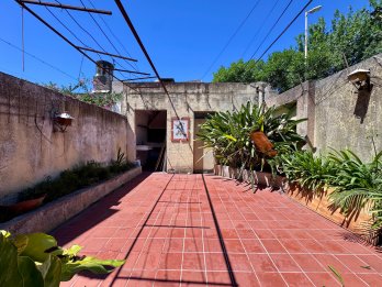 CASA CENTRICA EN ESQUINA CON LOCAL INDEPENTIENTE Y COCHERA