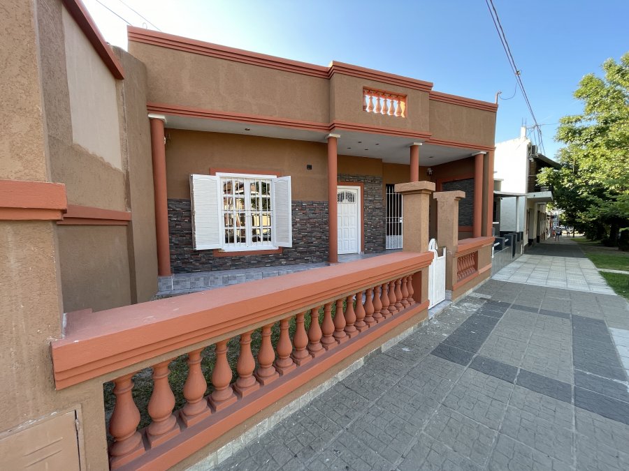 EN VENTA CASA DE 3 DORMITORIOS PATIO Y QUINCHO ZONA EX HIPOD